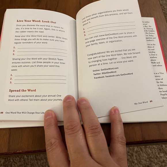 Book “One Word that will change your life” by Jon Gordon. - Picture 7 of 9